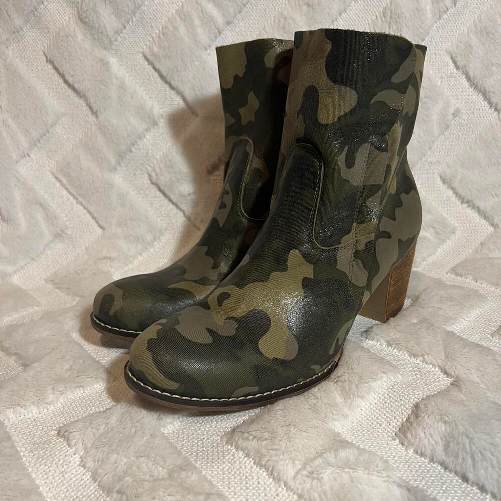 Fatte a Mano camo ankle boots